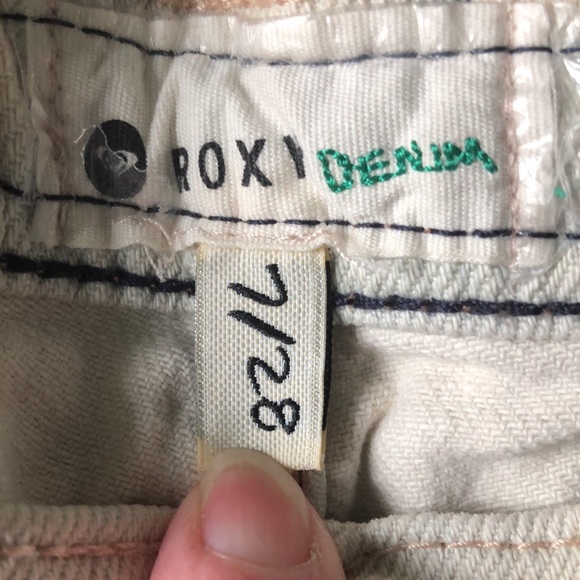 Roxy mid rise  beige denim shorts. Navy accent zipper and stitching - Picture 3 of 7